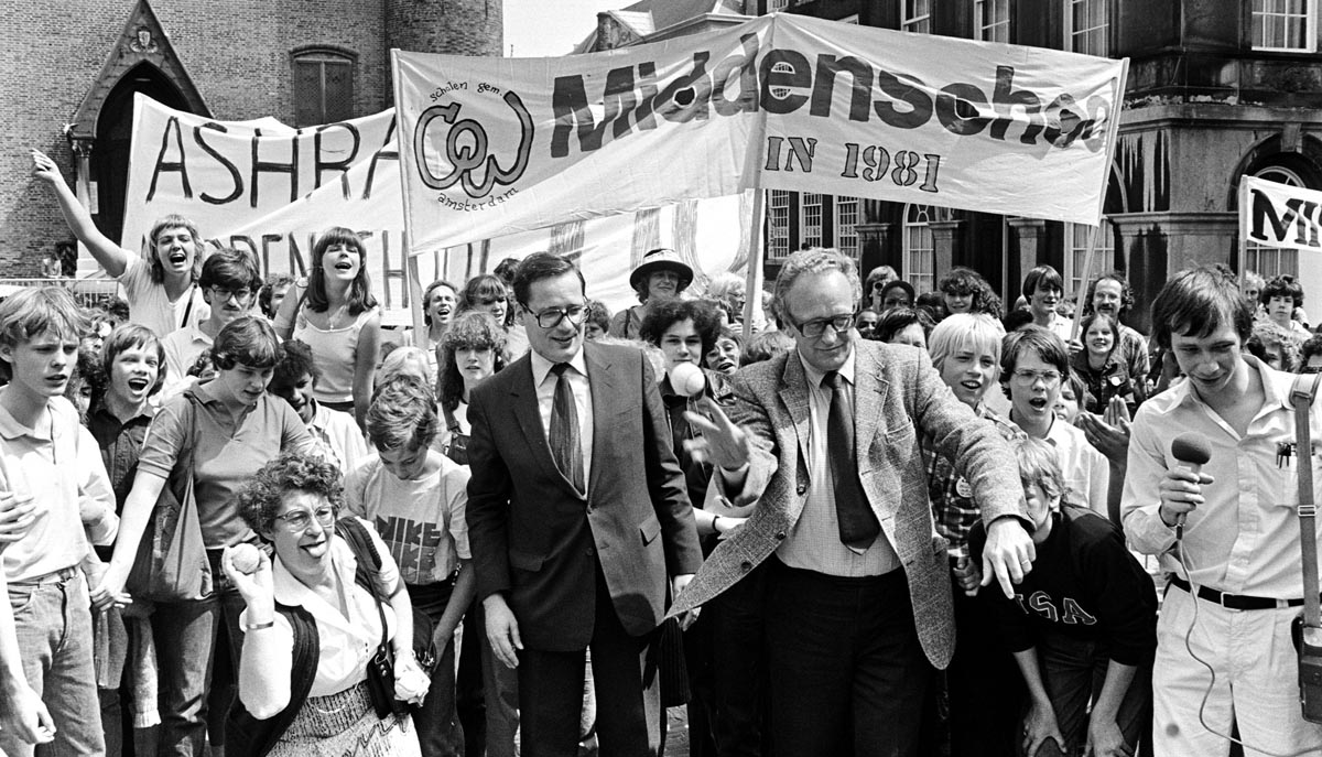 Een protest voor de Middenschool in Den Haag, 1981. Minister Jos van Kemenade van Onderwijs gooit een bal. Foto: Bert Verhoeff
Bron: Hollandse Hoogte